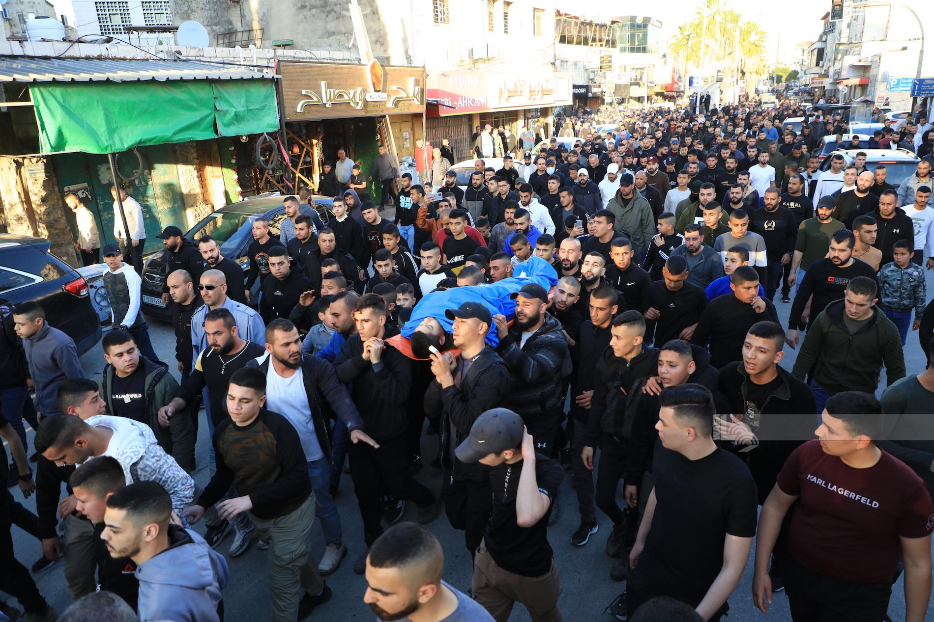 جانب من تشييع جثامين الشهداء الأربعة الذين ارتقوا برصاص الاحتلال وسط مدينة جنين اليوم (تصوير: عدي دعيبس/ وفا)